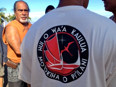 KUpuna Lyons Kapi‘iohooka captured alongside the canoe logolani with the canoe emblem this morning